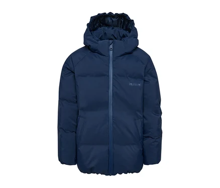 Veste matelassée hummel® HMLJR All Weather bleue avec capuche et fermeture éclair, avec le logo hummel® sur la poitrine droite.