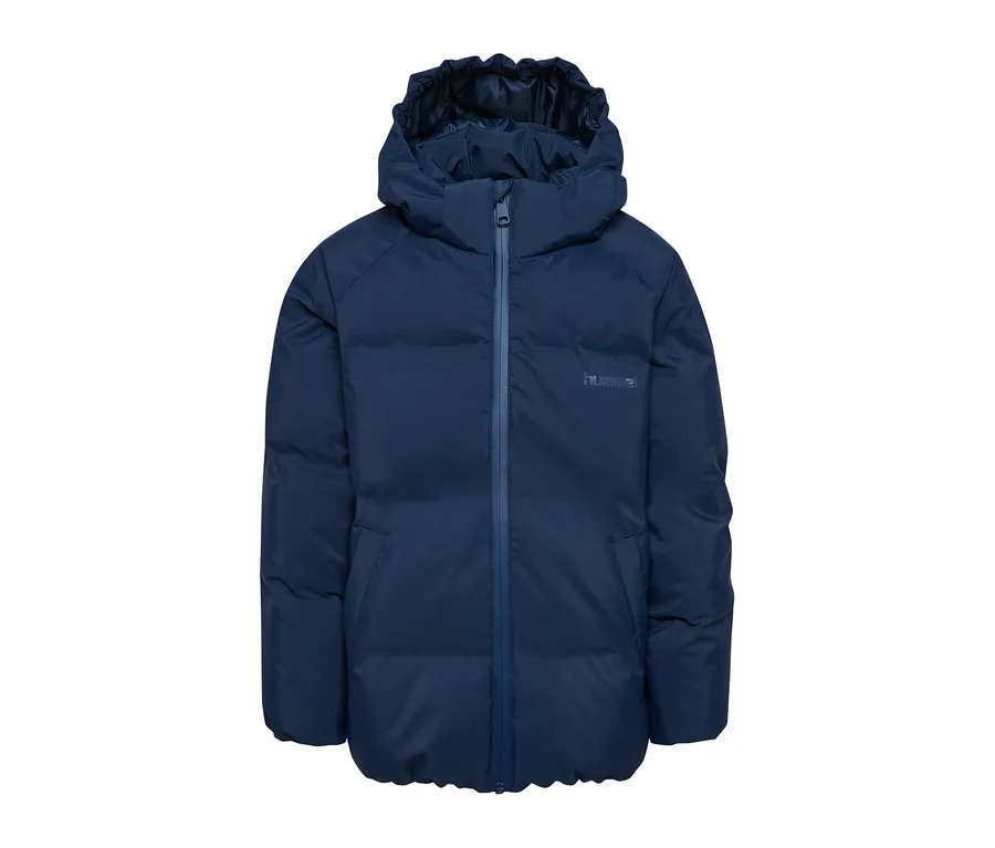 Veste matelassée hummel® HMLJR All Weather bleue avec capuche et fermeture éclair, avec le logo hummel® sur la poitrine droite.