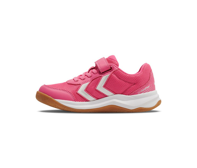 Chaussure de sport rose avec une semelle intermédiaire blanche et une semelle marron, dotée d'une bande Velcro, de lacets roses et de deux chevrons blancs sur le côté.