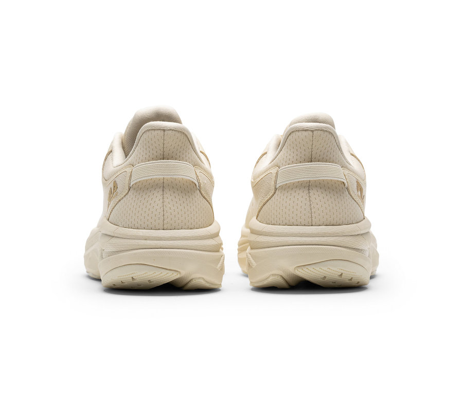 Deux baskets beige clair, vues de dos, avec des semelles épaisses et une tige texturée.