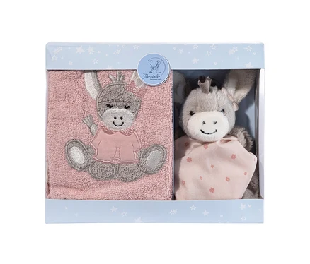Coffret cadeau bleu clair à étoiles blanches, contenant une serviette rose brodée d'un âne gris en chemise rose et une peluche âne gris avec un doudou rose.