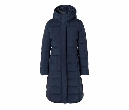 Long manteau doudoune bleu foncé avec capuche, présentant des surpiqûres horizontales et verticales.