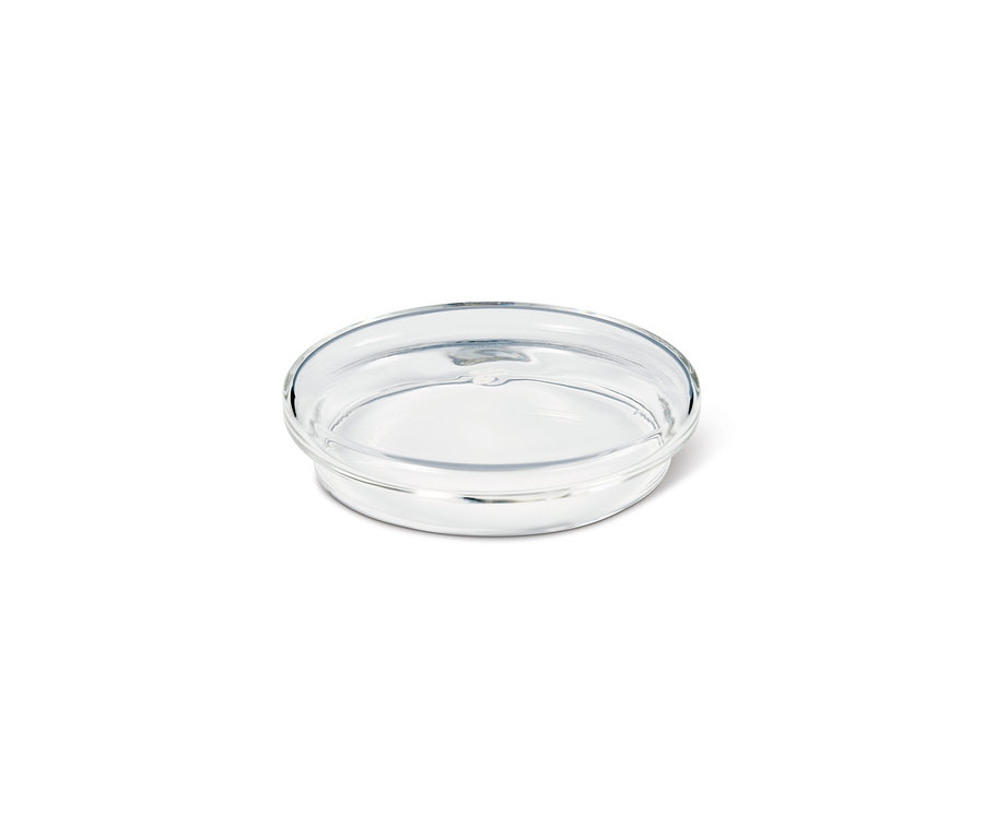 Cafetière en verre vide sur fond blanc.