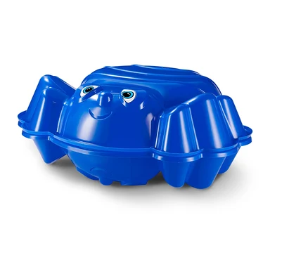 Bac à sable en plastique bleu avec un visage sur fond blanc.
