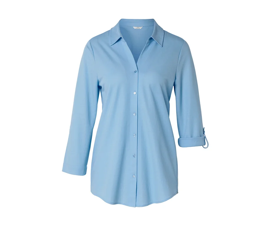 Chemise bleu clair à manches longues, boutonnée sur le devant avec un col.