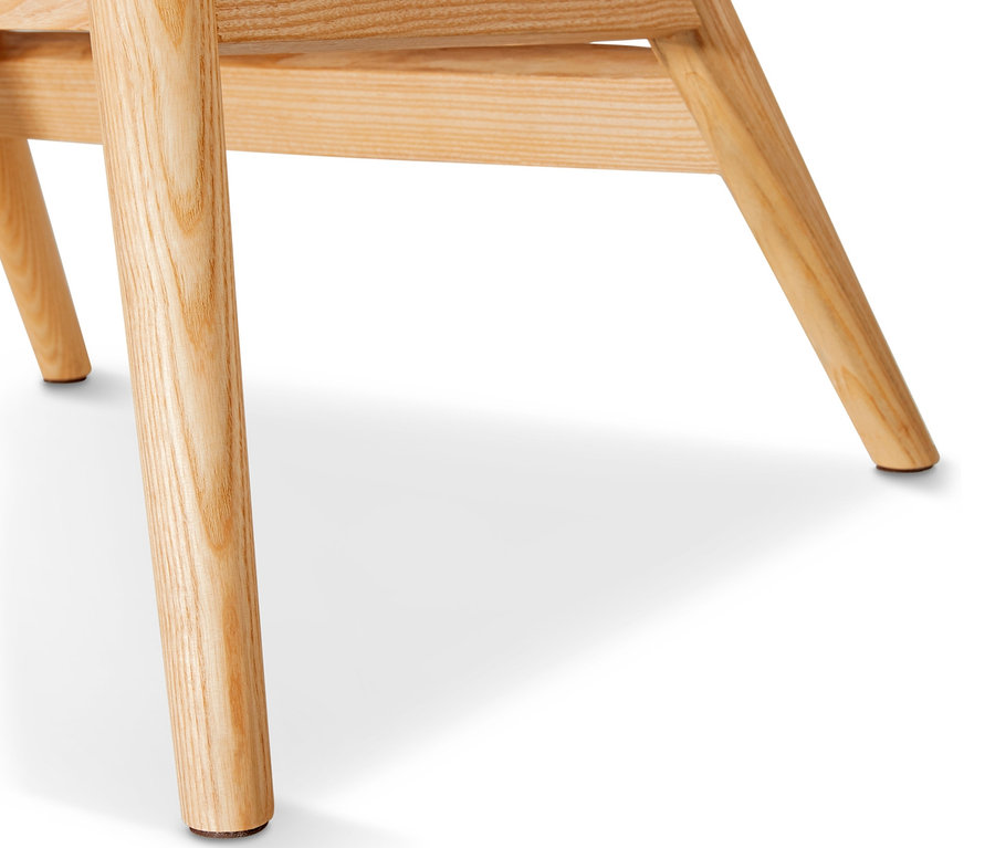 Gros plan sur le pied d'un fauteuil avec repose-pieds.