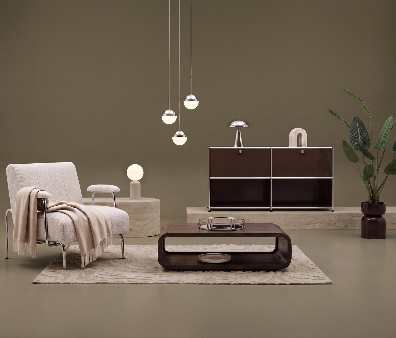 Un fauteuil avec accoudoir beige avec une couverture crème sur un tapis clair. Devant, une table basse marron. À l'arrière-plan, un buffet en métal « CN3 » marron avec 2 abattants amovibles et 2 compartiments ouverts, sur lequel se trouve une lampe. Trois suspensions et une lampe de table éclairent la pièce.