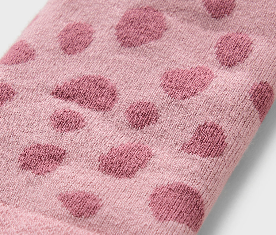 Gros plan sur un legging thermique pour enfants avec des pois.