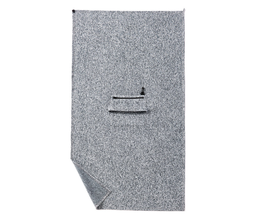 Couverture de voyage grise avec poche.