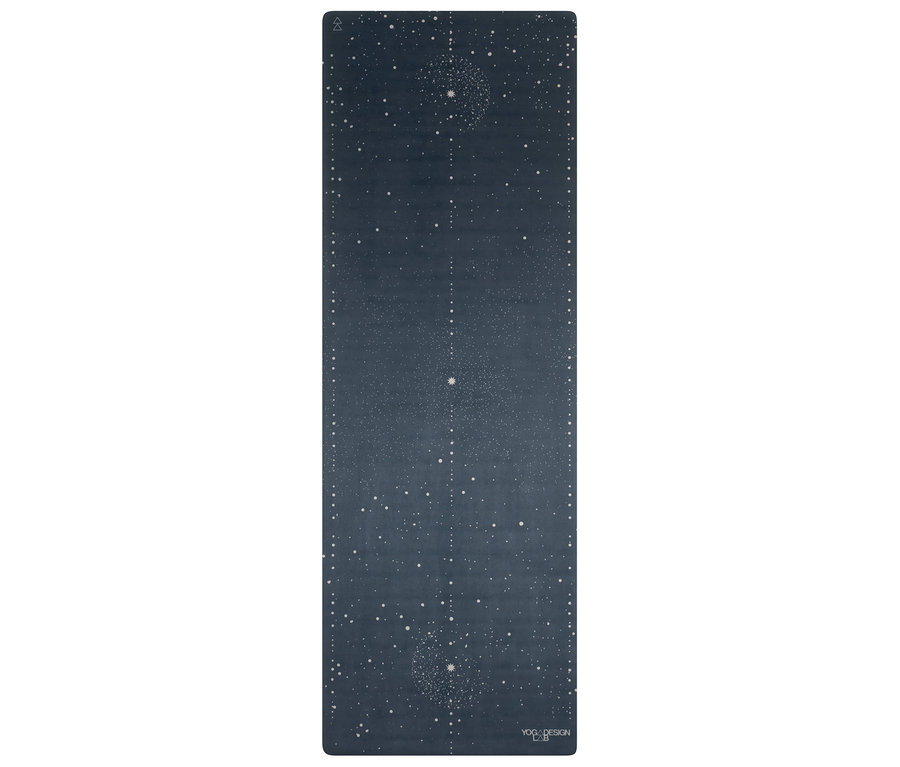 Un tapis de yoga bleu foncé avec un motif d'étoiles.