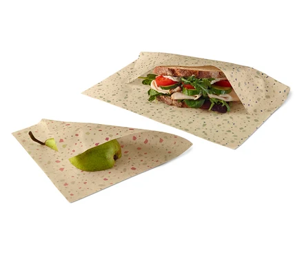 Sandwich et poire emballés dans 2 chiffons en cire d'abeille Gaia.