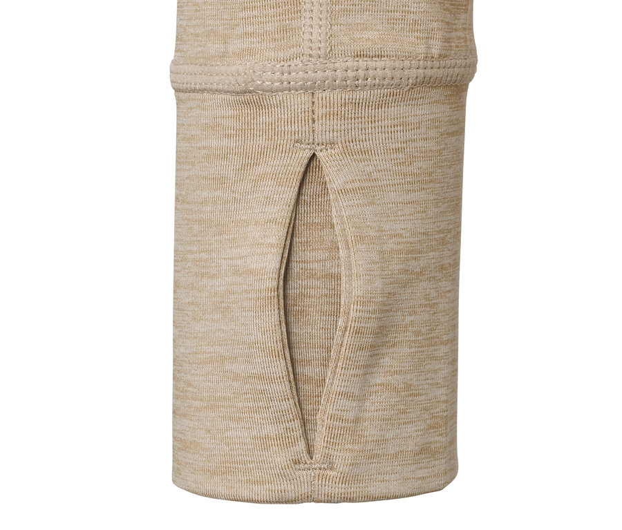 Gros plan sur une veste à capuche « Softtouch » beige, montrant un trou pour le pouce sur la manchette.