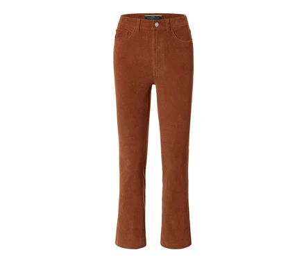 Un pantalon évasé en velours côtelé.