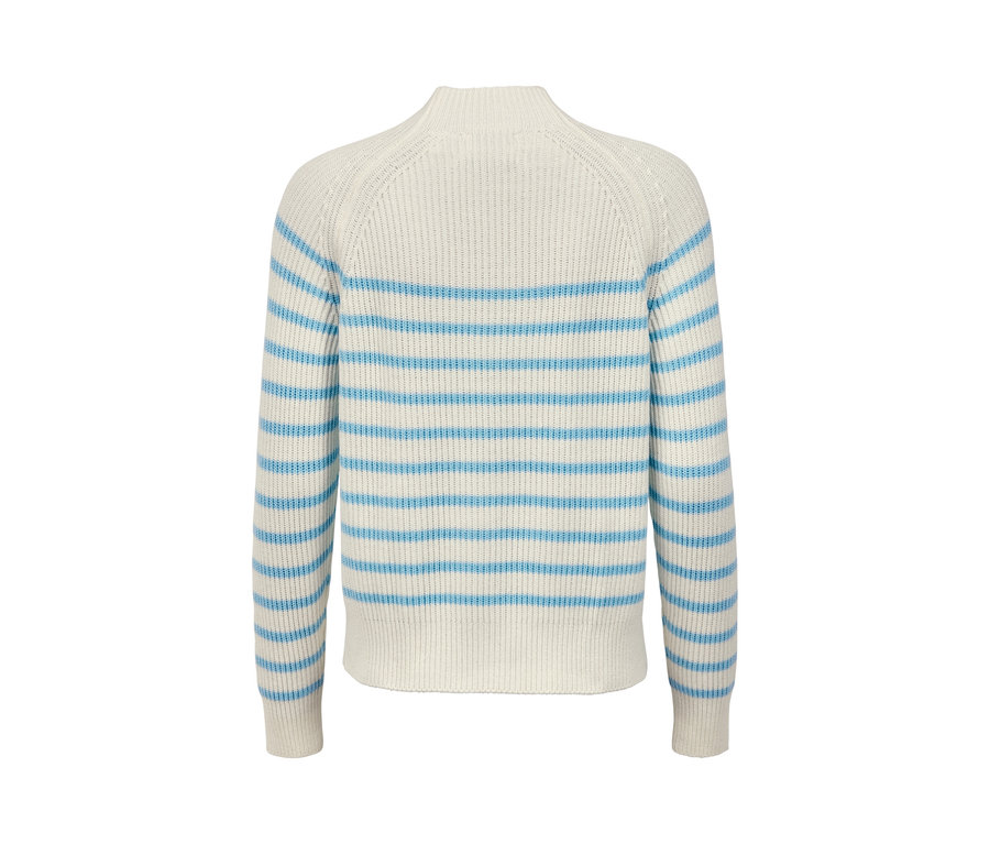 Vue détaillée d'un pull en maille crème à rayures bleu clair avec des boutons décoratifs.