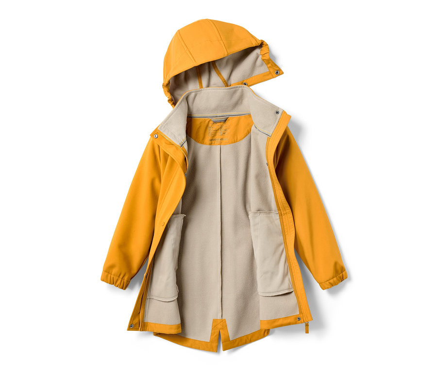 Parka jaune avec capuche et doublure beige.