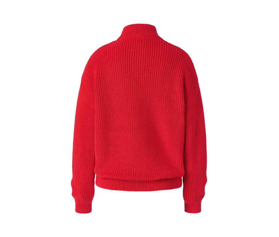 Vue détaillée de l'arrière d'un pull en maille rouge avec un col.