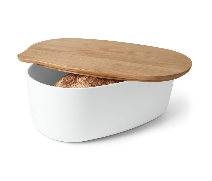 Huche à pain avec planche à découper. Du pain est à l'intérieur.