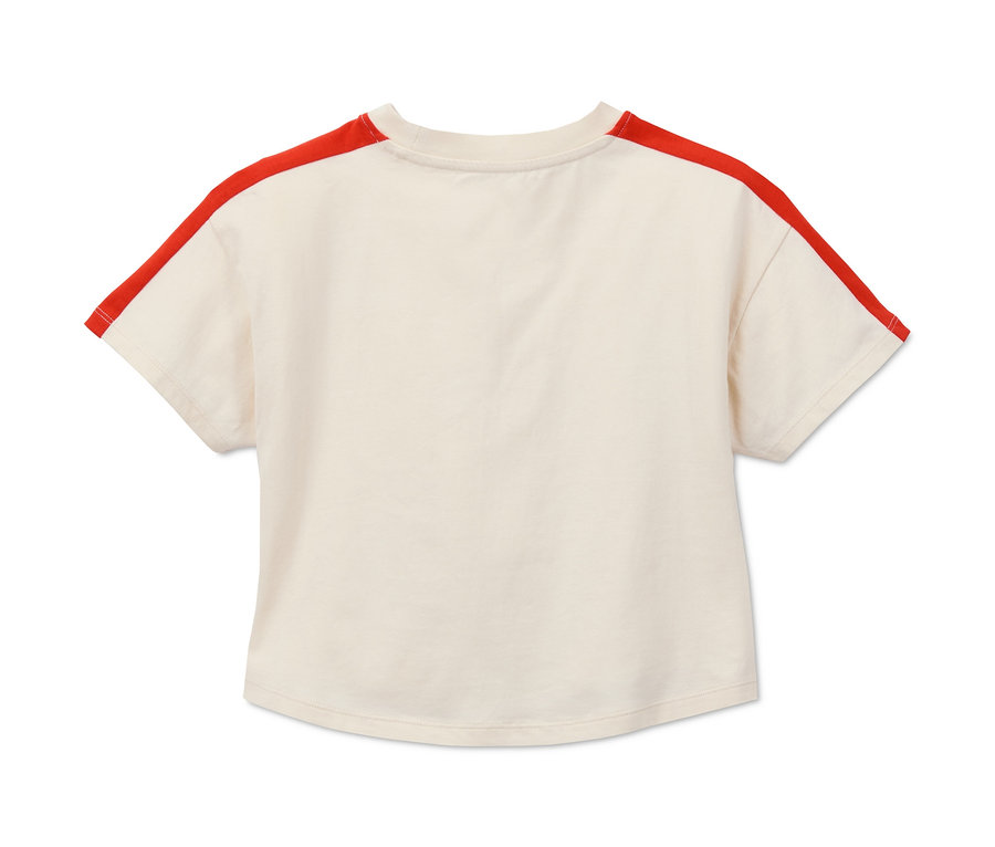 T-shirt court beige avec des manches courtes et des bandes rouges sur les épaules.