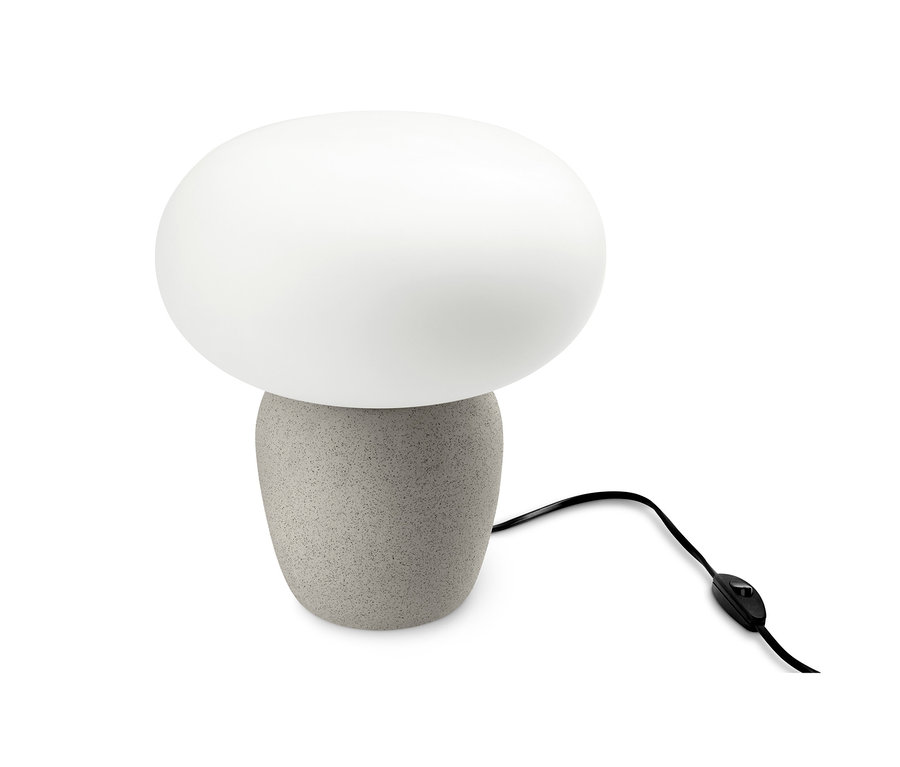 Lampe de table avec abat-jour en verre sur fond blanc.