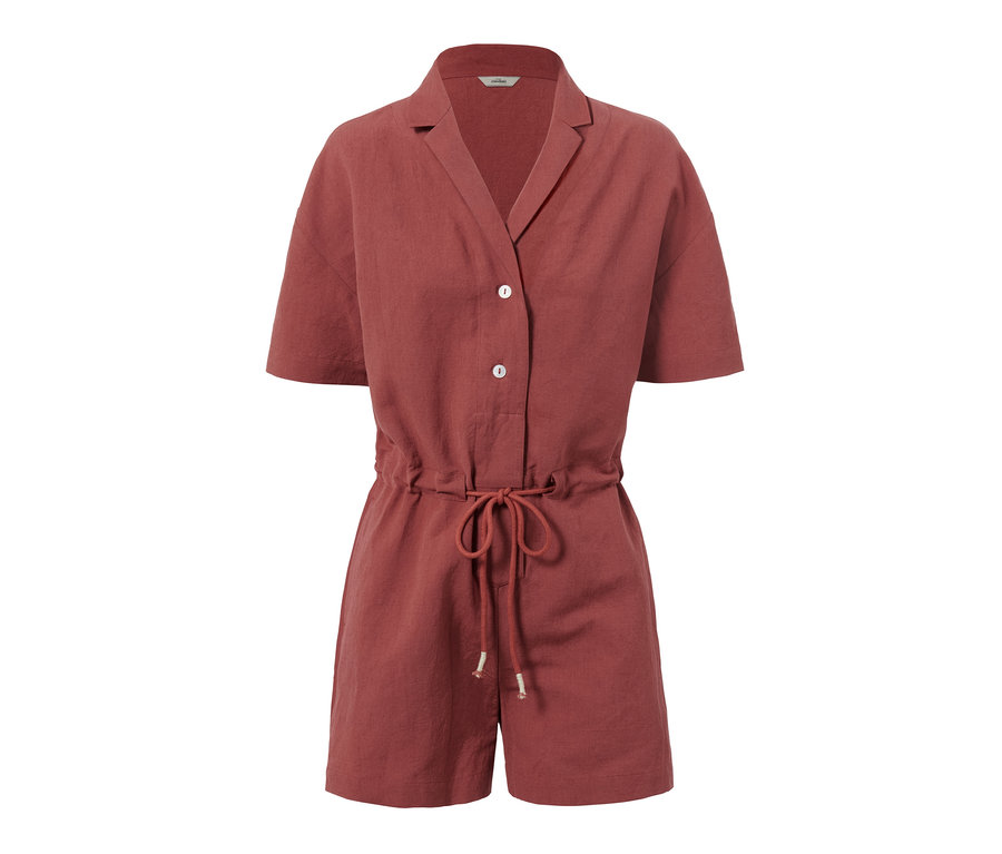 Gros plan sur une combinaison courte en lin mélangé.