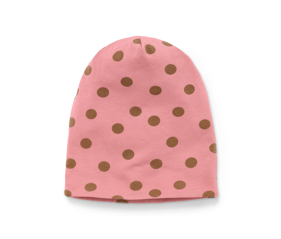 Un bonnet rose à pois marron.