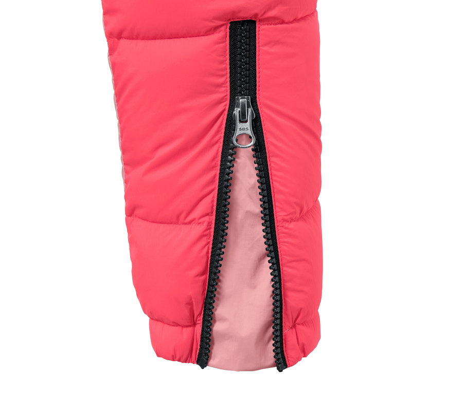 Détail d'une veste de ski matelassée avec une fermeture éclair ouverte.