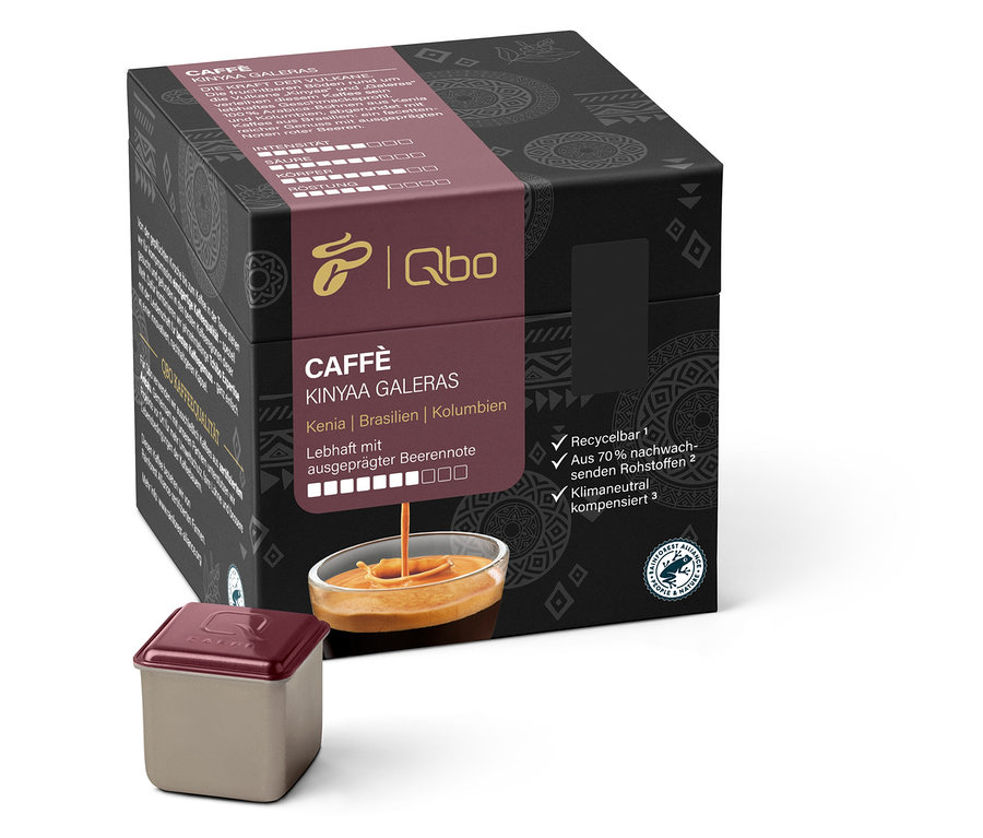 Un paquet de Qbo Caffè KINYAA GALERAS et une capsule de café. Du café coule du paquet dans une tasse.