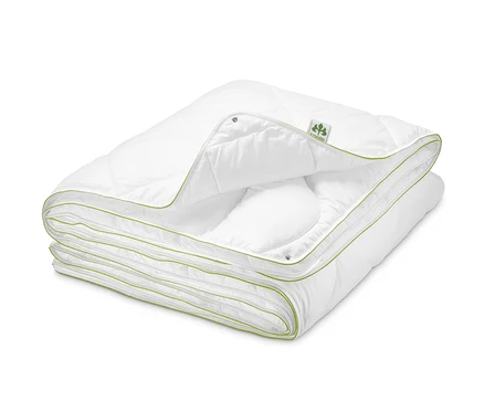 Couette 4 saisons irisette® greenline blanche pliée avec bordure.
