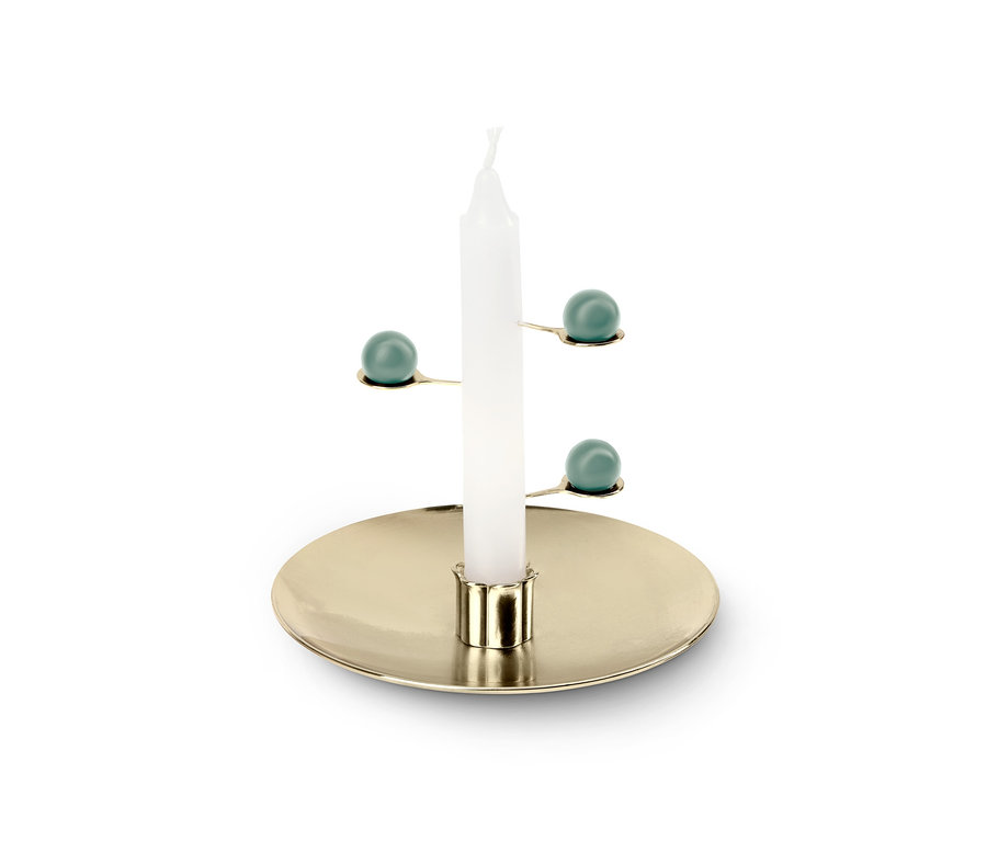 Bougie de méditation blanche dans un bougeoir doré avec trois boules bleues décoratives.