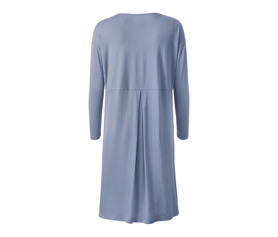 Chemise de nuit bleue à manches longues.