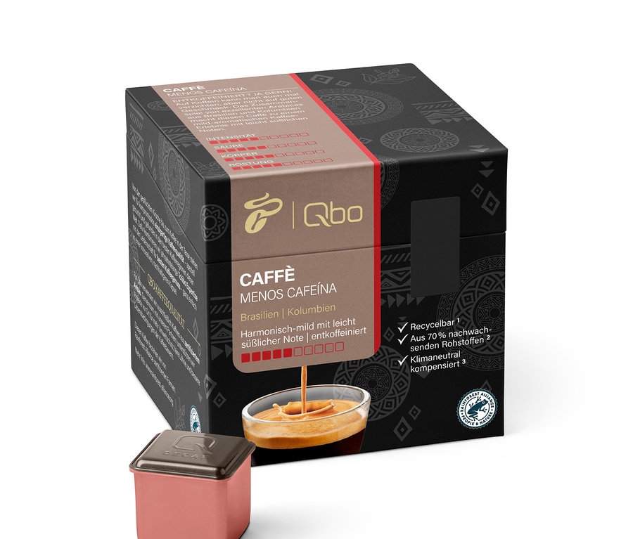 Une capsule Qbo Caffè MENOS CAFEÍNA et un paquet ouvert de 27 capsules décaféinées sont visibles.