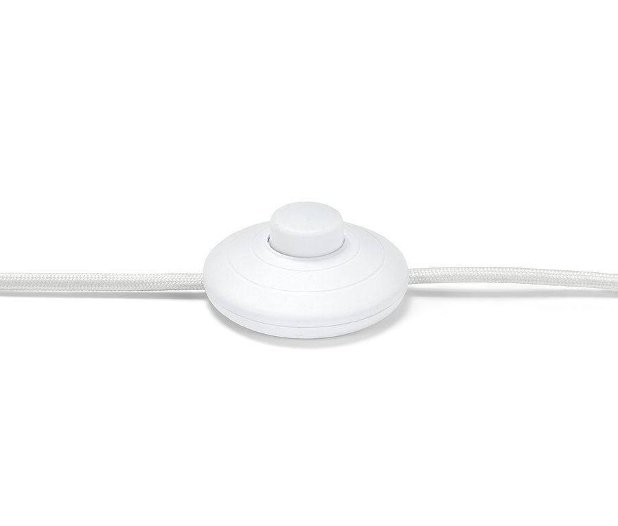 Gros plan du commutateur blanc d'un lampadaire trépied.