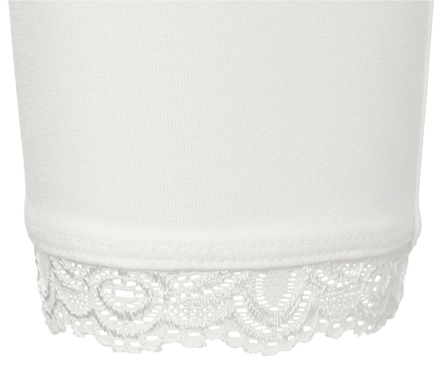 Détail d'un legging 3/4 blanc avec bordure en dentelle.