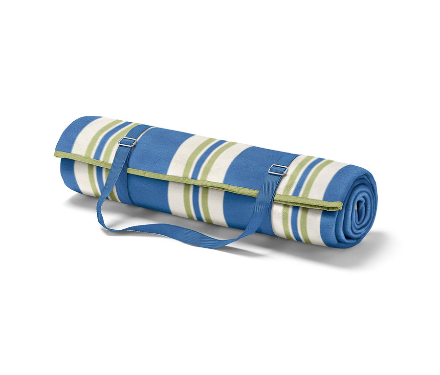Une nappe de pique-nique XL enroulée avec des rayures bleues, blanches et vertes et des sangles bleues.