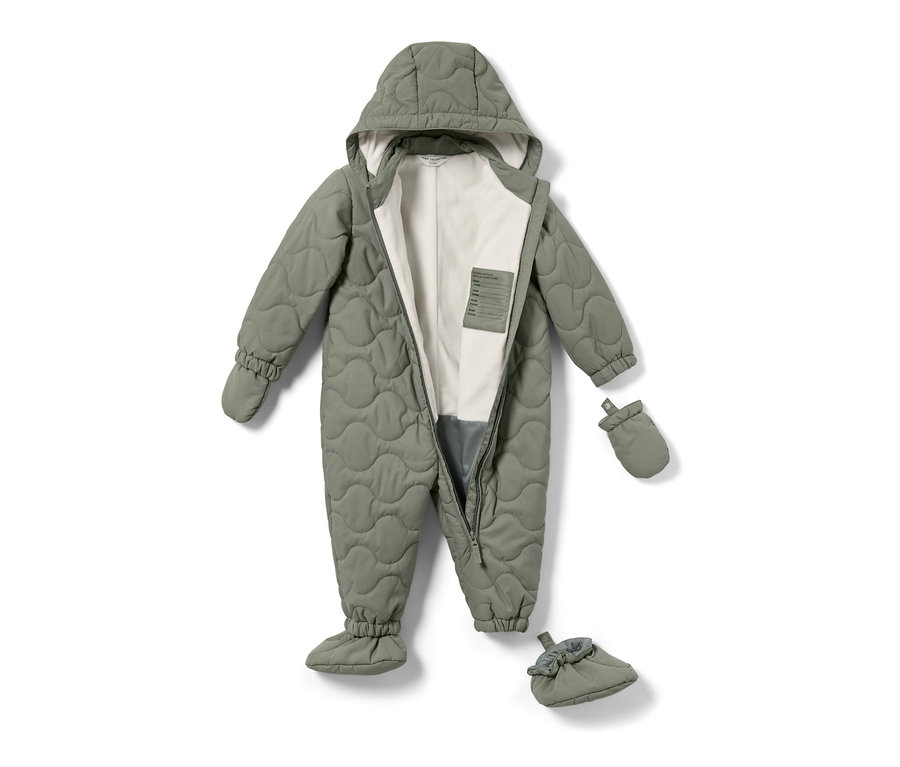 Une combinaison d’hiver pour bébé olive avec capuche, des gants et des chaussons disposée sur un fond blanc.