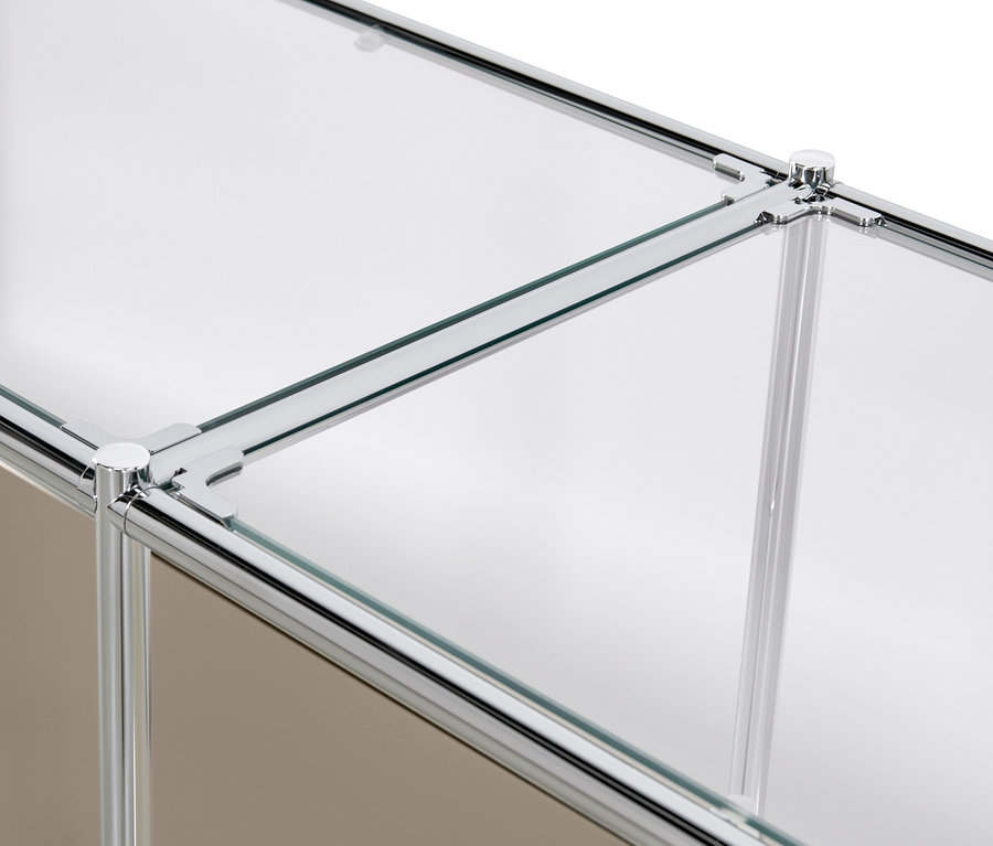 Détail du buffet en métal « CN3 » à abattants et étagères en verre, taupe.