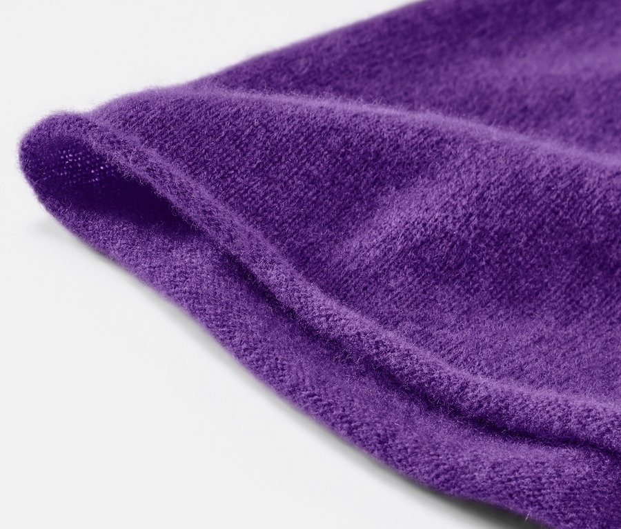 Gros plan sur un bonnet en cachemire violet.