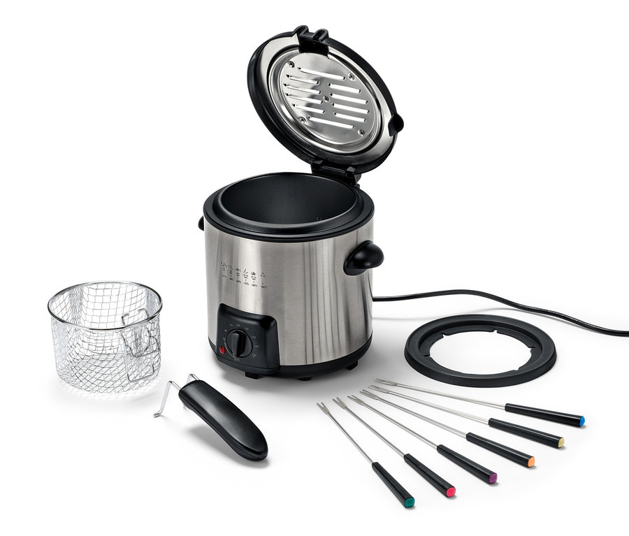 Mini friteuse et ensemble à fondue ouvert avec six fourchettes, un panier et une base noire.