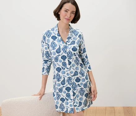 Femme portant une chemise de nuit à motifs.