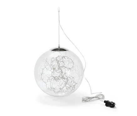 Une boule LED suspendue d'environ 40 cm avec des fils argentés à l'intérieur et un câble avec une fiche noire.