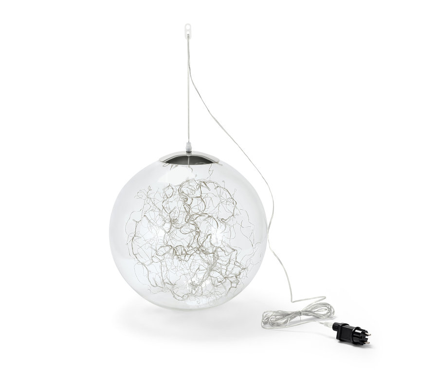 Une boule LED suspendue d'environ 40 cm avec des fils argentés à l'intérieur et un câble avec une fiche noire.