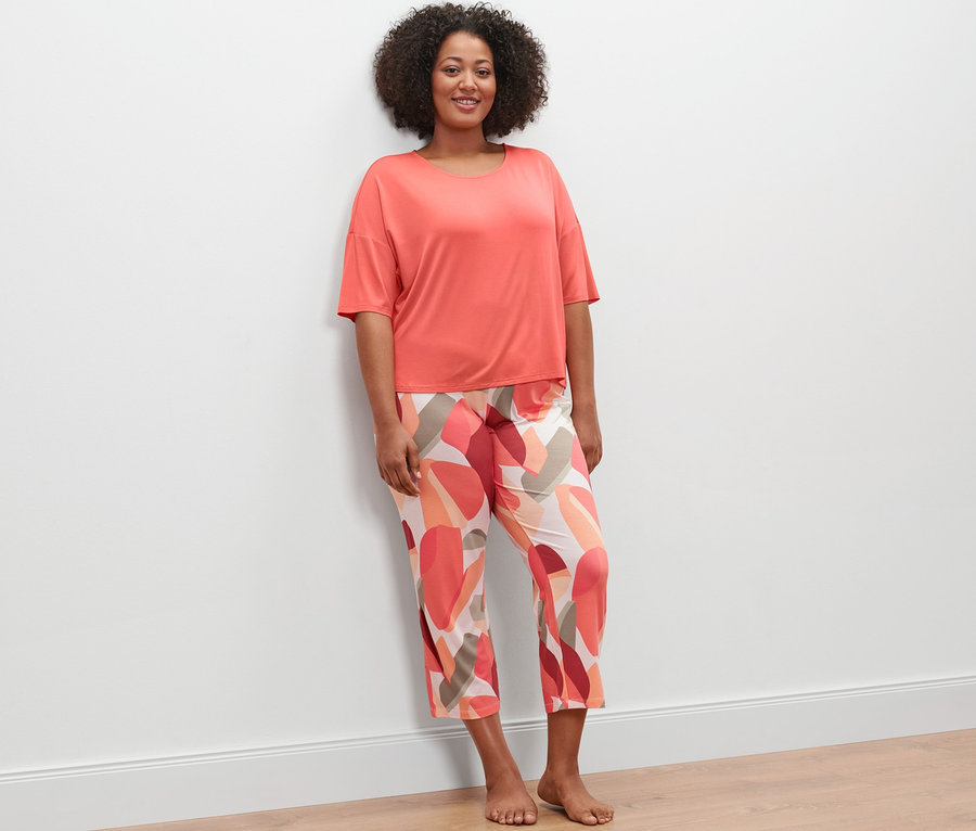 Femme posant en pyjama longueur 7/8.