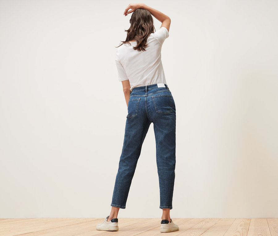 Femme posant en Jean Mom – Coupe « Nyla » et t-shirt blanc.