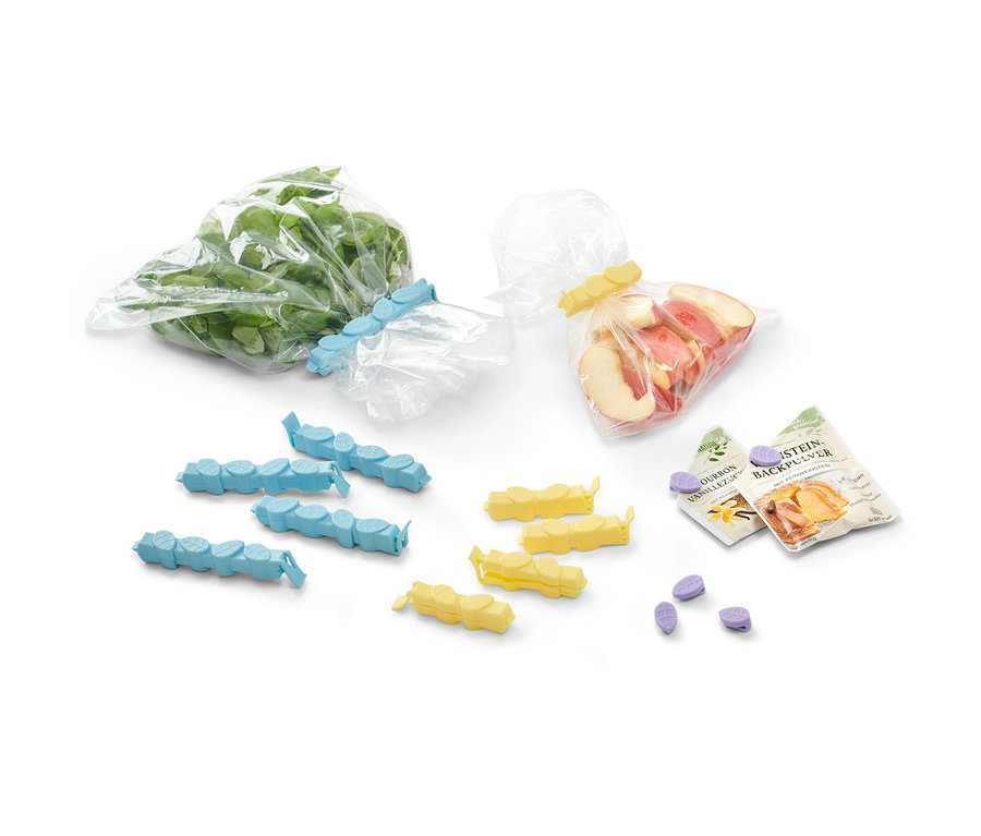 Sachets scellés avec herbes et pêches. Au premier plan, 15 pinces fraîcheur bleues et jaunes.