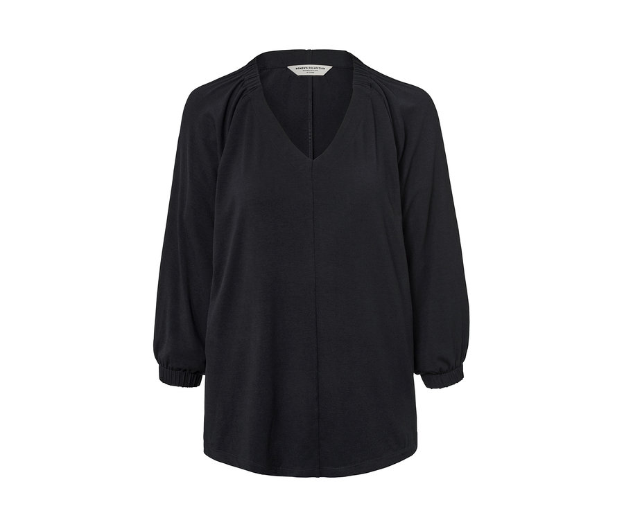 Blouse noire avec fronces et manches longues.