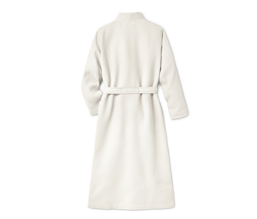 Un peignoir pour femme blanc avec une ceinture vue de dos.