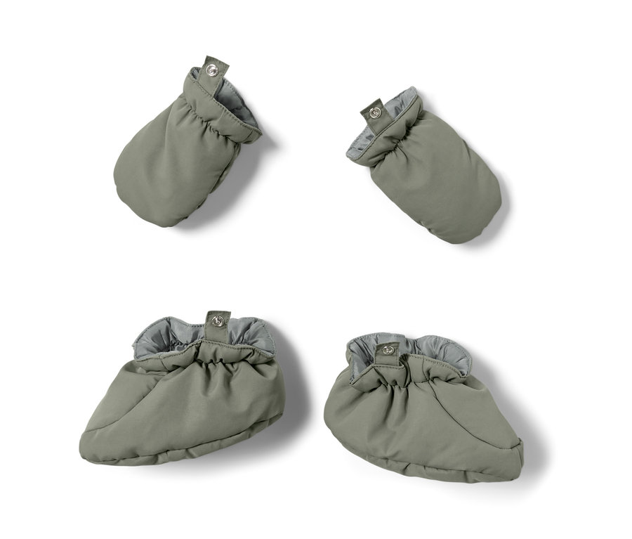 Deux moufles olive pour bébé et deux chaussons olive pour bébé provenant de la combinaison d’hiver pour bébé, le tout sur fond blanc.