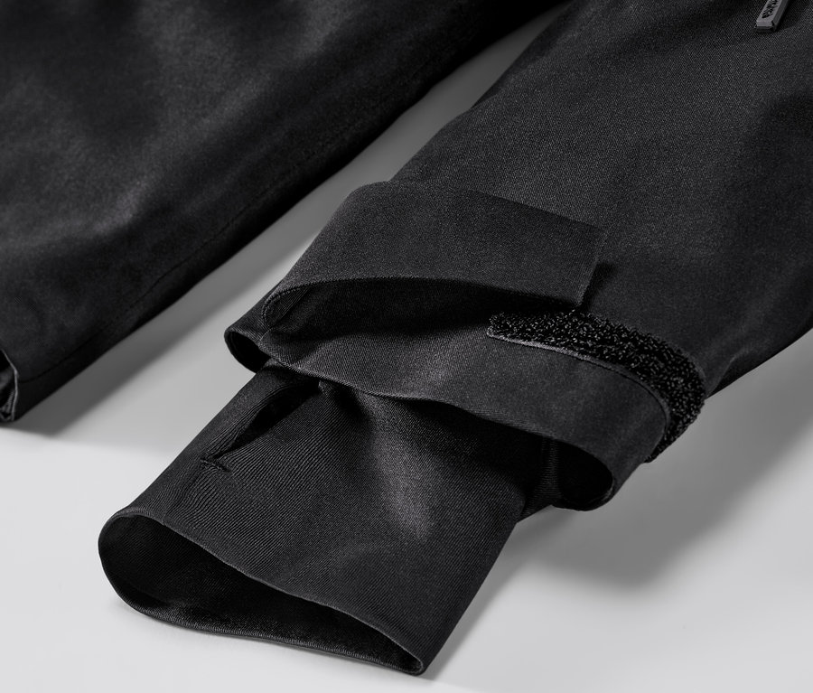 Gros plan sur une veste de ski noire.