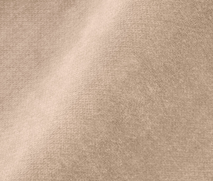 Gros plan d'un pantalon en velours camel.