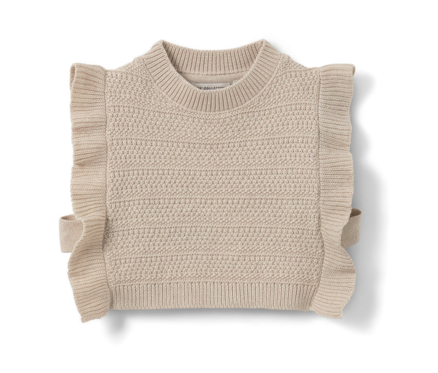 Un pull sans manches en maille beige pour enfant avec des manches à volants.